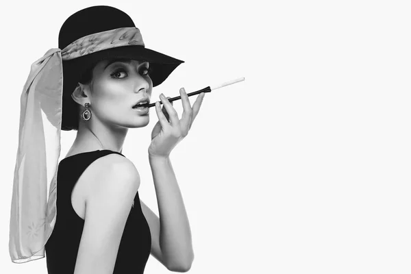 Gyönyörű fiatal nő, retro stílusú, cigaretta — Stock Fotó
