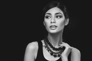 balck arka plan üzerinde saç modeli ile güzel kız
