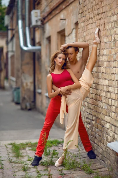 Hermosa pareja de ballet moderno bailando en verano al aire libre —  Fotos de Stock