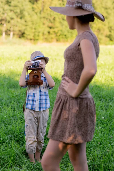 Hezký malý chlapec s retro model fotoaparátu a dívka — Stock fotografie