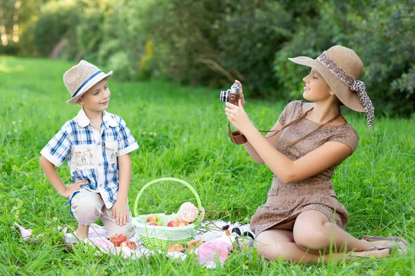 Chlapec a teen věku holčička s piknik venku — Stock fotografie