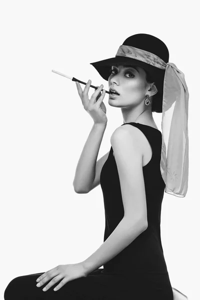 Красивая молодая женщина в стиле ретро с сигаретой — стоковое фото