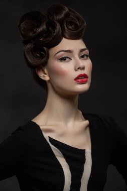 güzel genç kadın ile süslü saç modeli ve kırmızı dudaklar