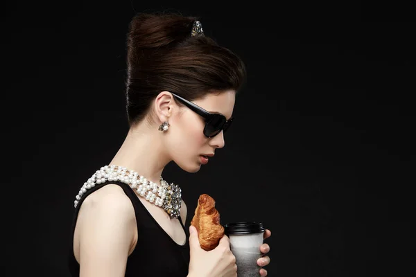 Mooie jonge vrouw in retro stijl met croissant — Stockfoto