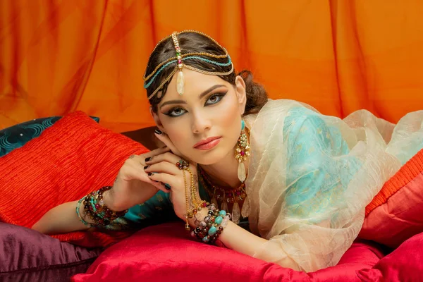 Hermosa novia de estilo árabe en ropa étnica —  Fotos de Stock