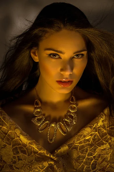 황금 빛 목걸이와 아름 다운 젊은 여자 — 스톡 사진