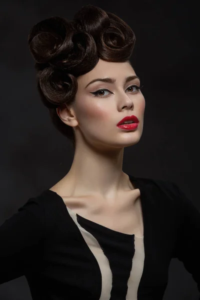 Piękna młoda kobieta z fantazyjnych fryzurę i czerwone usta — Zdjęcie stockowe