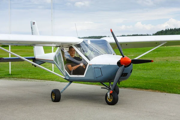Tiro ao ar livre de homem jovem em cockpit avião pequeno — Fotografia de Stock