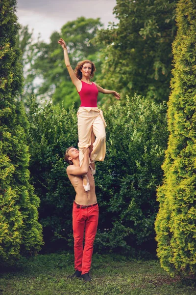 Hermosa pareja de ballet moderno bailando en verano al aire libre —  Fotos de Stock