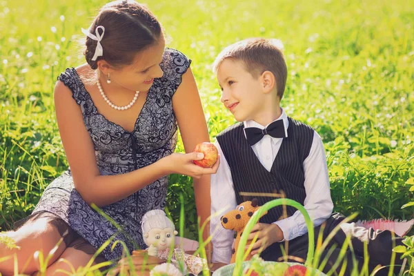 Chlapec a teen věku holčička s piknik venku — Stock fotografie