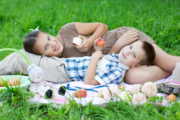 Menino e adolescente idade menina fazendo piquenique ao ar livre — Fotografia de Stock