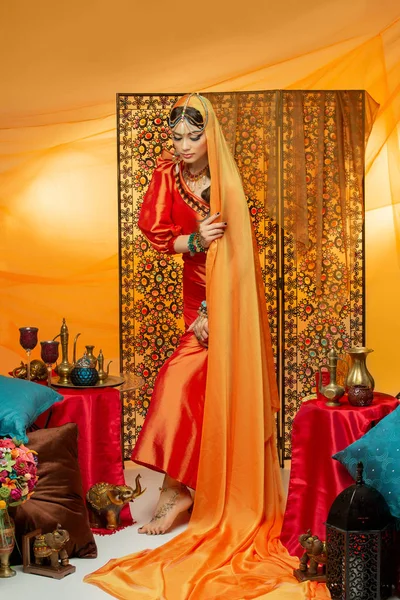 Vacker arabisk stil brud i etniska kläder — Stockfoto