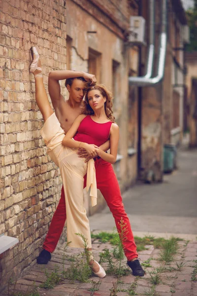 Para piękny nowoczesny balet taniec w lato na zewnątrz — Zdjęcie stockowe