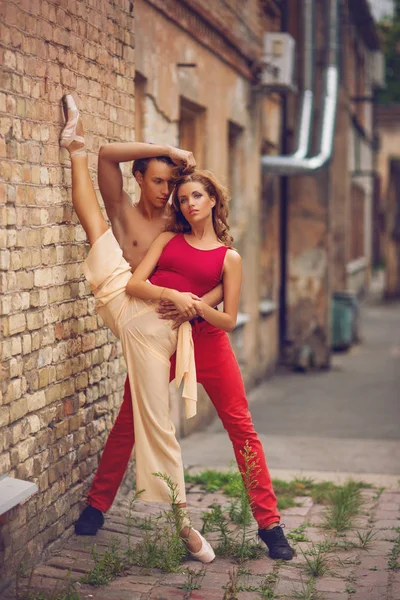 Belo casal de balé moderno dançando no verão ao ar livre — Fotografia de Stock