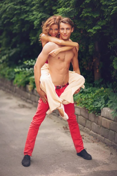 Beau couple de ballet moderne dansant en plein air en été — Photo