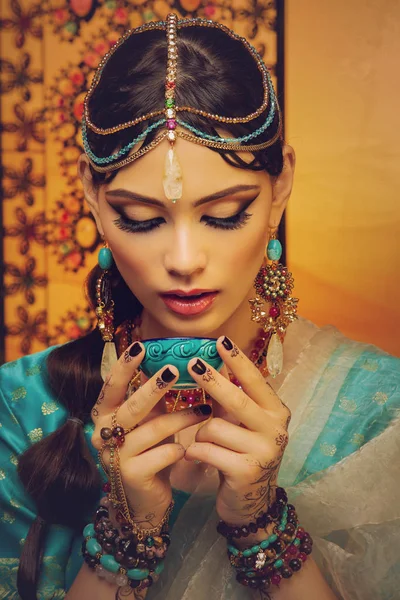 Panna Młoda piękna stylu arabskim w etniczne ubrania — Zdjęcie stockowe