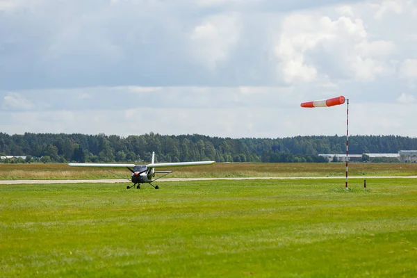 Pequeno avião no campo verde antes da descolagem ao ar livre — Fotografia de Stock
