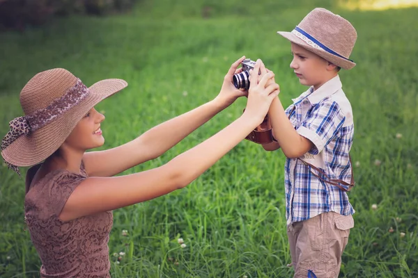 Hezký malý chlapec s retro model fotoaparátu a dívka — Stock fotografie