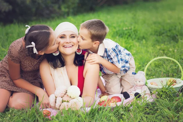 Mère avec des enfants pique-niquer à l'extérieur — Photo