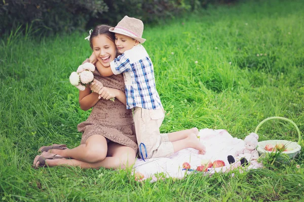 Ragazzino e adolescente età ragazza avendo pic-nic all'aperto — Foto Stock