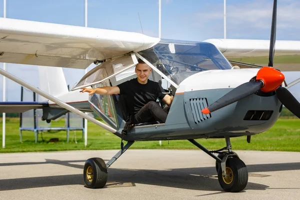 Jovem no cockpit avião pequeno — Fotografia de Stock