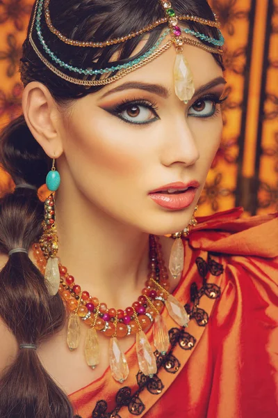 Hermosa novia de estilo árabe en ropa étnica —  Fotos de Stock