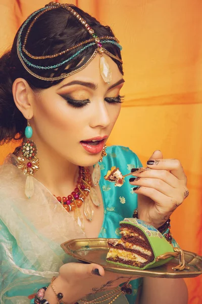 Beautiful arabic style bride in ethnic clothes — Stock Photo, Image
