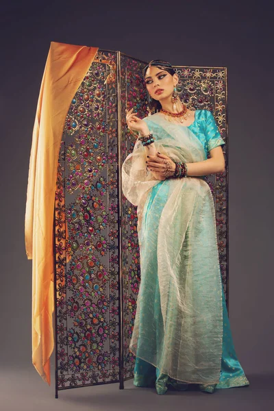 Krásné arabském stylu nevěsty v etnické oblečení — Stock fotografie