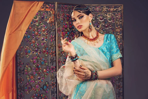 Красивий арабський стиль нареченої в етнічному одязі — стокове фото