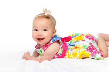 baş tacı ile mutlu güzel bebek kız