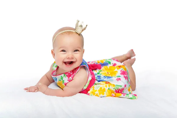 Gelukkig prachtig babymeisje met kroon op hoofd — Stockfoto