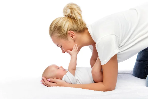 Mooie jonge moeder met peuter babymeisje — Stockfoto