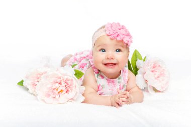 mutlu güzel bebek kız kafasına çiçekli