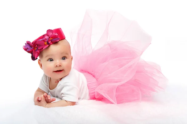 Ευτυχής όμορφη κοπέλα το μωρό με ροζ καπέλο στο κεφάλι — Φωτογραφία Αρχείου