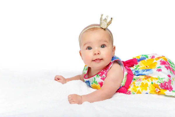 Gelukkig prachtig babymeisje met kroon op hoofd — Stockfoto