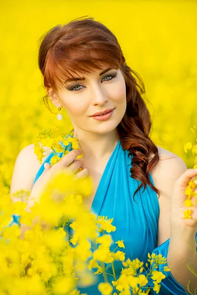 Красивая девушка в синем платье с желтыми цветами — стоковое фото