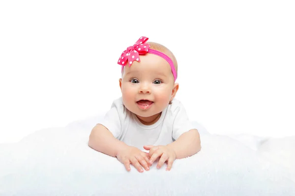 Gelukkig prachtig babymeisje met roze bloem op hoofd — Stockfoto