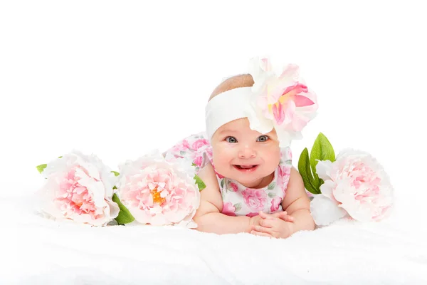 Felice bella bambina con fiore sulla testa — Foto Stock