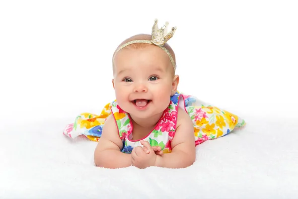 Glücklich schönes kleines Mädchen mit Krone auf dem Kopf — Stockfoto