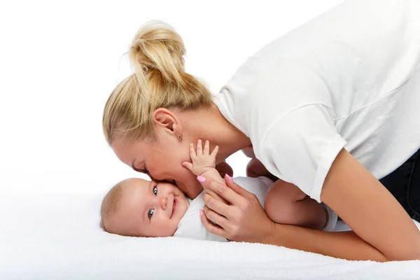 Mooie jonge moeder met peuter babymeisje Stockfoto