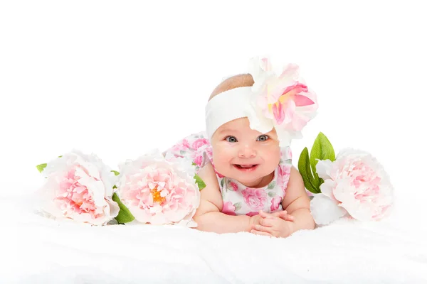 Gelukkig prachtig babymeisje met bloem op hoofd Rechtenvrije Stockfoto's