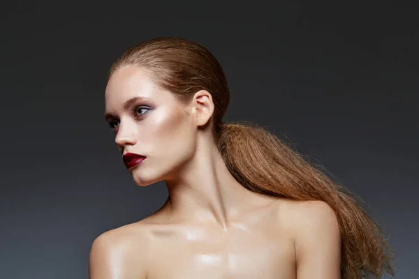 Hermosa chica con cola de caballo larga y labios rojos — Foto de Stock