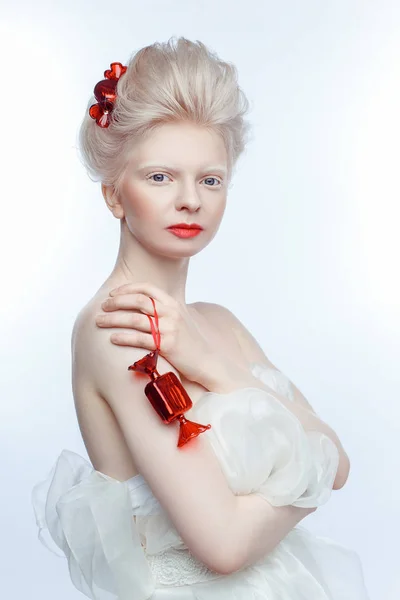 Krásný albín mladá žena s červenými rty — Stock fotografie