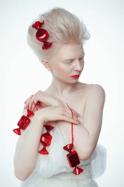 Belle albinos jeune femme avec des lèvres rouges — Photo