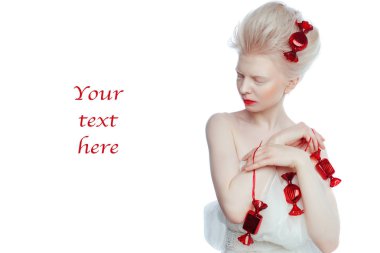 Kırmızı dudaklar ile güzel albino kız