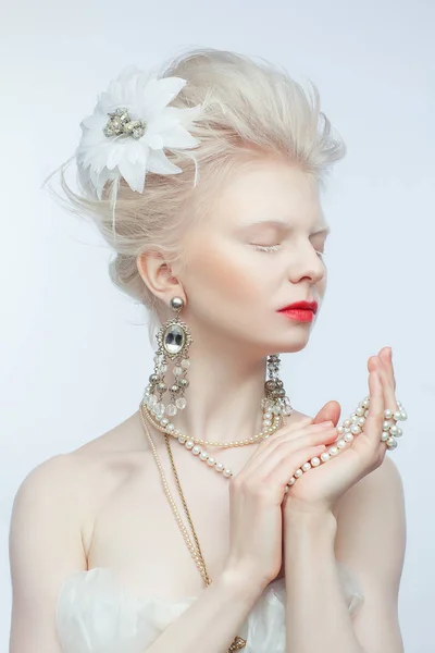 Bella ragazza albino con labbra rosse — Foto Stock