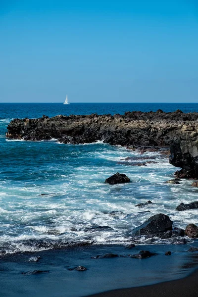 Hermosa vista sobre el agua del océano y la arena de lava negro — Foto de Stock