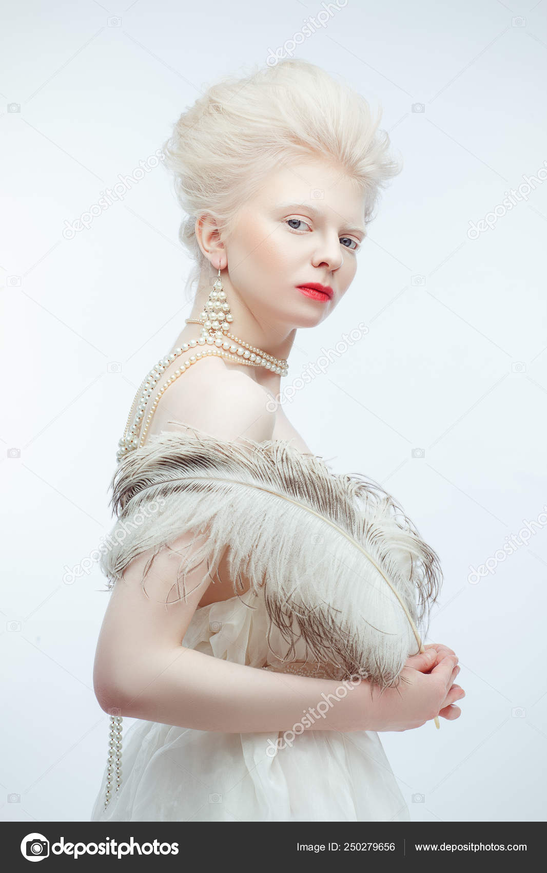Hermosa chica albina con labios rojos sobre fondo blanco: fotografía de  stock © Svetography #250279656 | Depositphotos