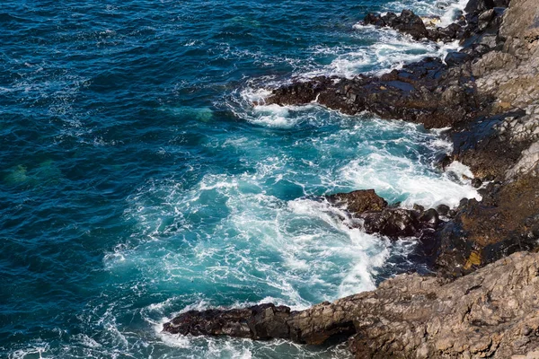 Belle vue sur l'eau bleue de l'océan et la côte rocheuse — Photo