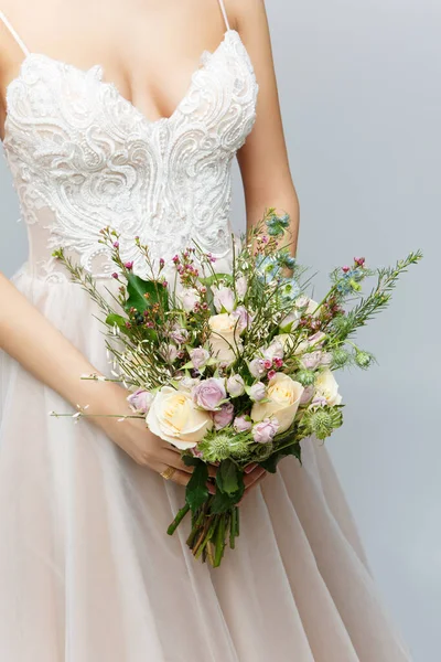 Bella sposa tenendo bouquet da sposa — Foto Stock